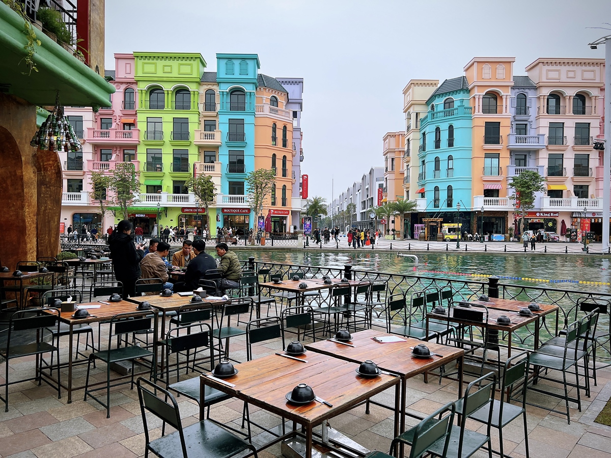 Toàn cảnh một góc khu phố ẩm thực sầm uất tại Vinhomes Ocean Park 3