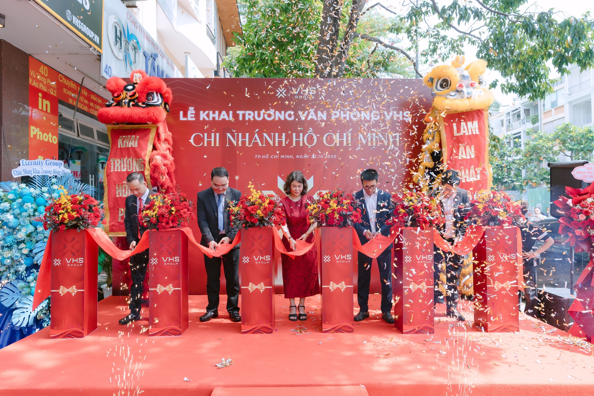 Ban lãnh đạo VHS cắt băng khai trương Văn phòng bán hàng chi nhánh Hồ Chí Minh