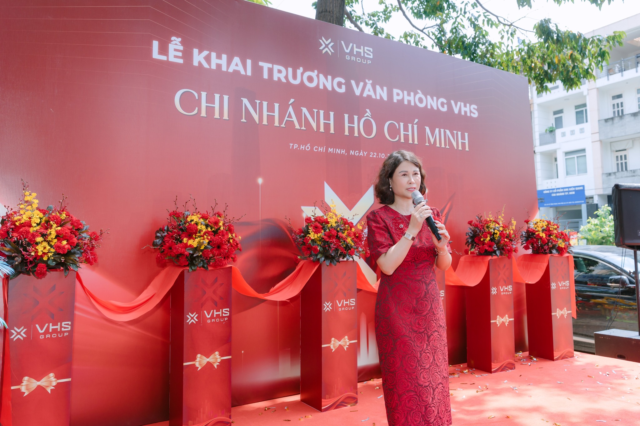 Bà. Nguyễn Mai Khanh - Chủ tịch HĐQT VHS Group phát biểu tại buổi lễ khai trương