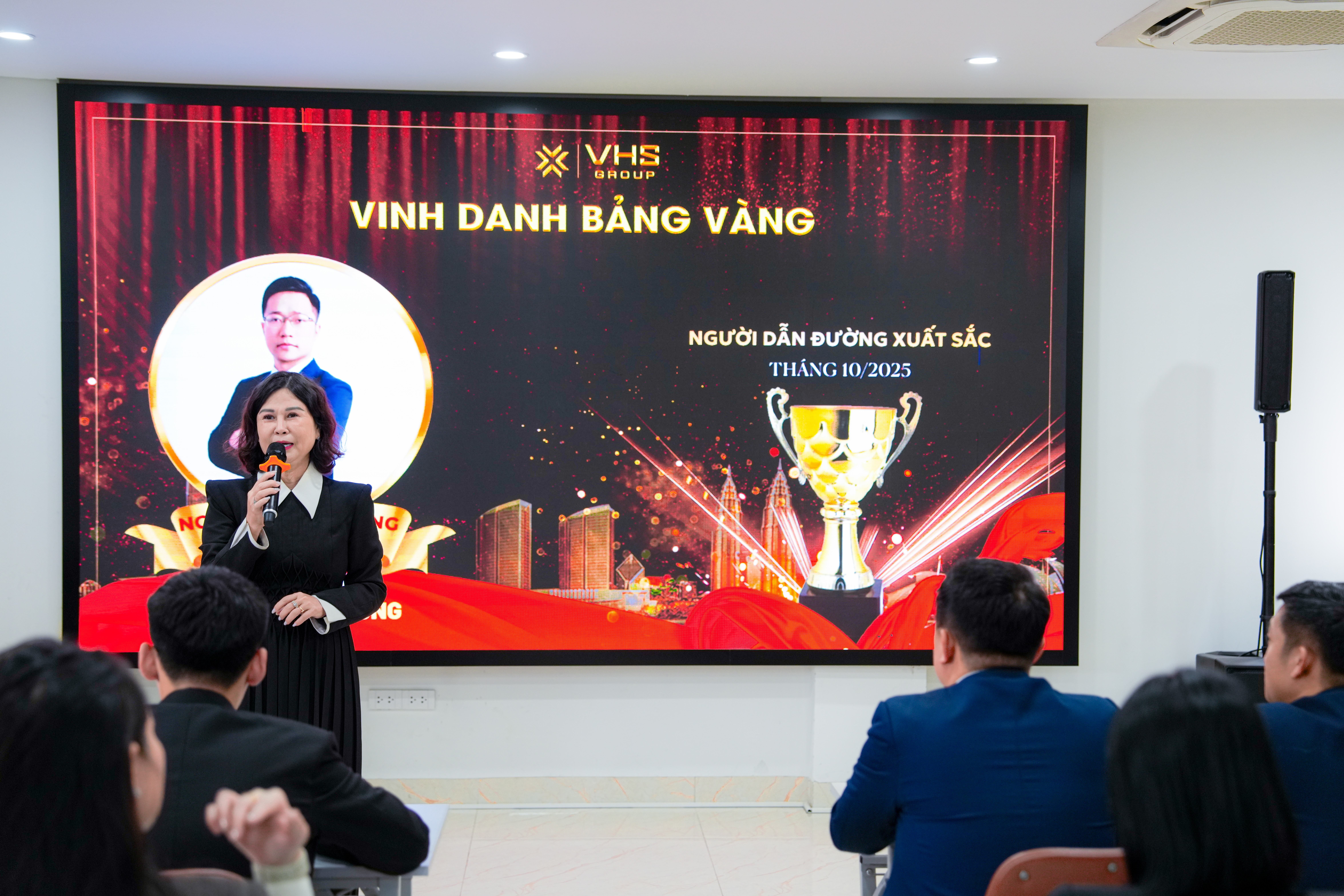 Bà. Nguyễn Mai Khanh - Chủ tịch HĐQT VHS Group tổng kết thành tích của VHS trong tháng 10/2025