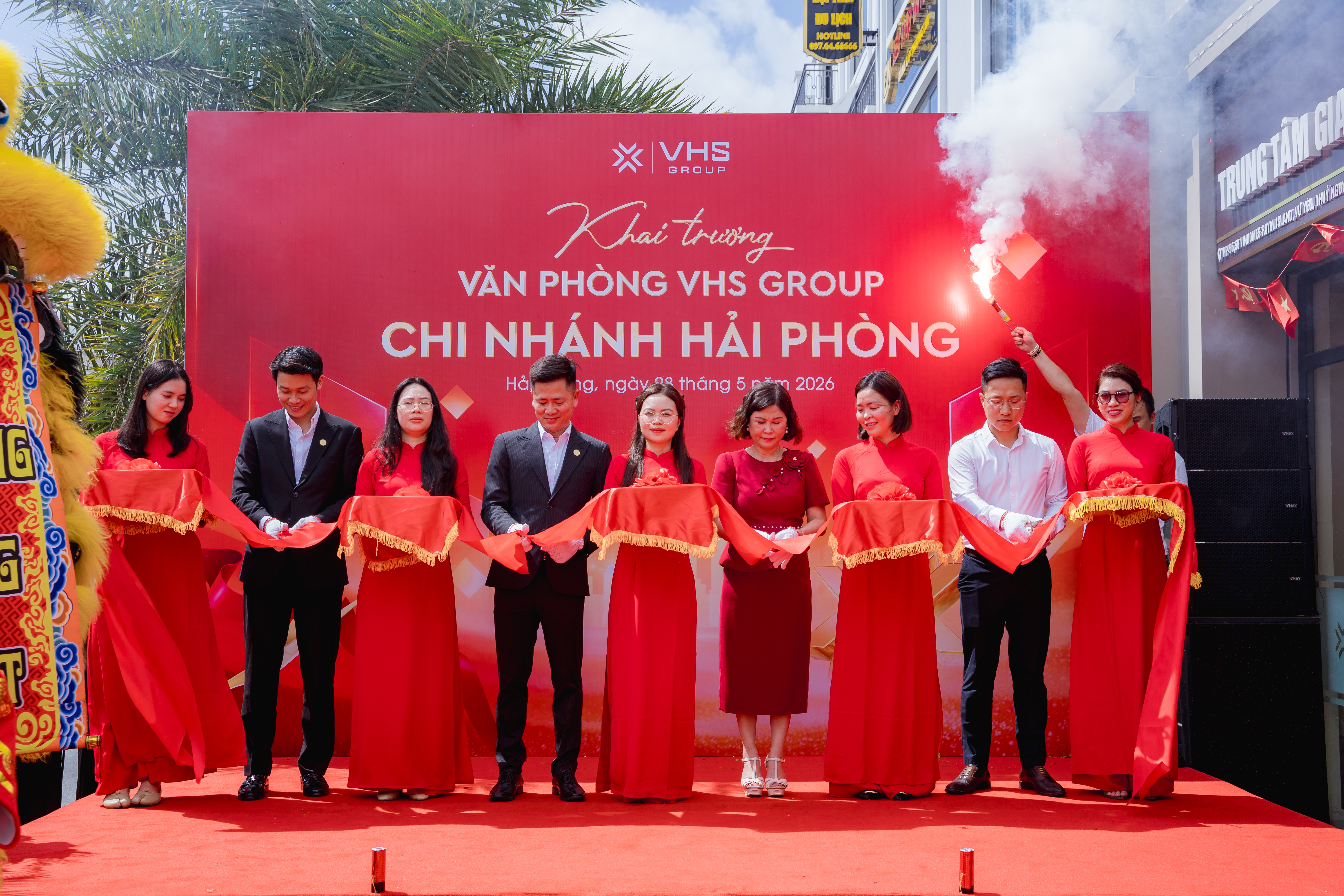 Chủ tịch Nguyễn Mai Khanh c&ugrave;ng Ban l&atilde;nh đạo cắt băng khai trương.